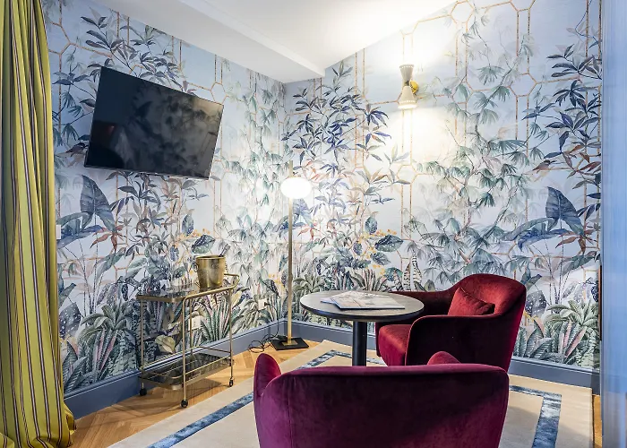 Glimpse Hotel 4*