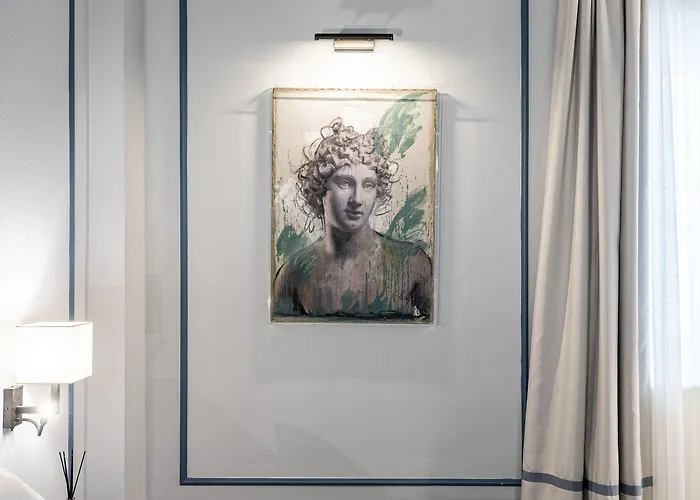 Glimpse Hotel 4*