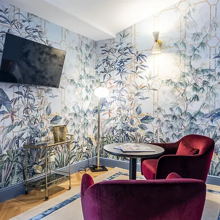 Glimpse Hotel 4*