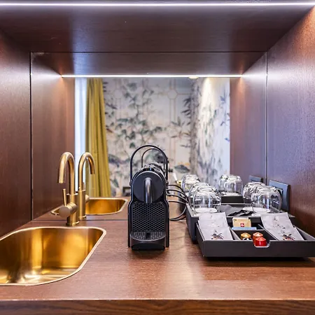 Glimpse Hotel 4*