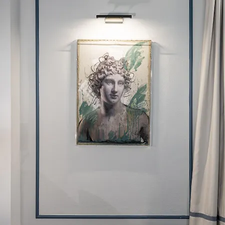 Glimpse Hotel 4*